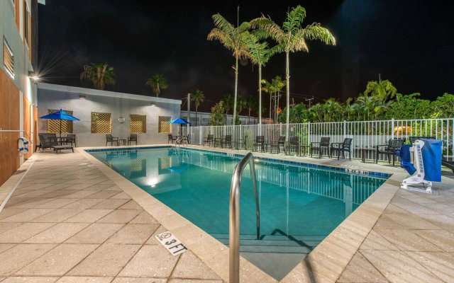 Comfort Suites Fort Lauderdale Airport & Cruise Port