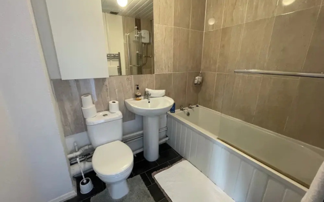 Apartment - Sleeps 4 & On-site Parking