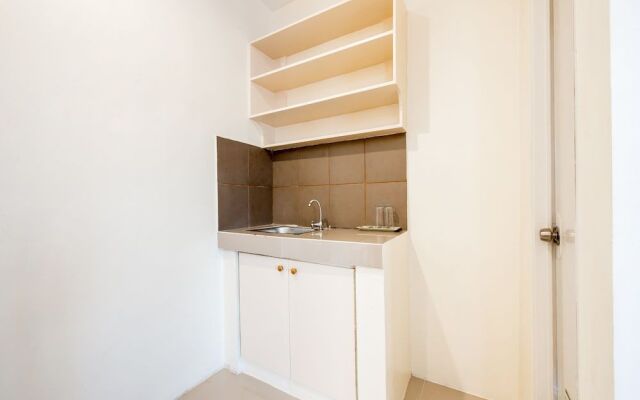 OYO 490 V-cat Apartelle