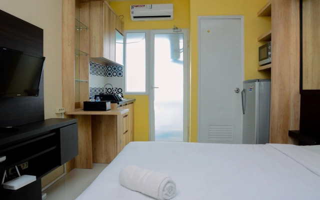 Stylish and Convenient Studio Green Pramuka Apartment