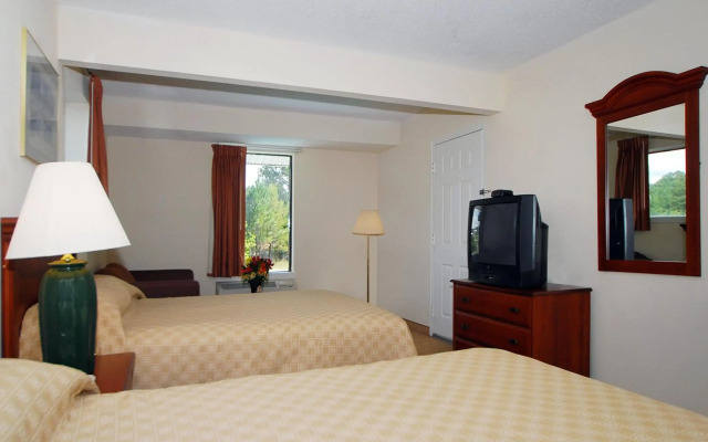 Econo Lodge Inn & Suites