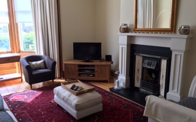 South Edinburgh 3 Bedroom Apartment With Garden