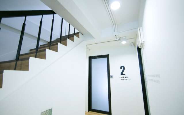 LaMurr Sukhumvit41 (Hostel)