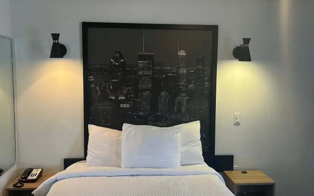 Super 8 by Wyndham Montreal