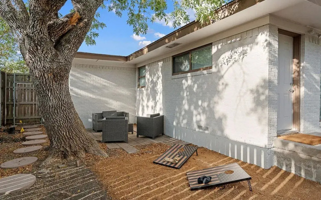 The Oak King Bed Huge Backyard