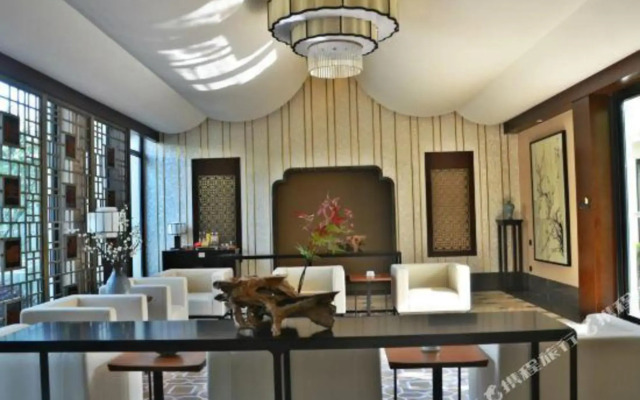 Slender West Lake Hot Spring Resort