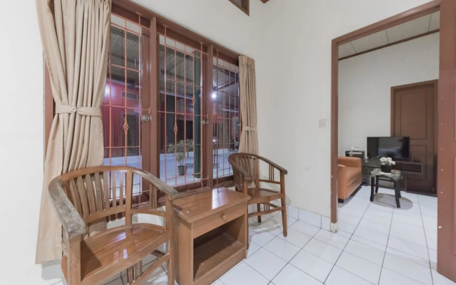 RedDoorz Plus @ Hotel Griya Astoeti