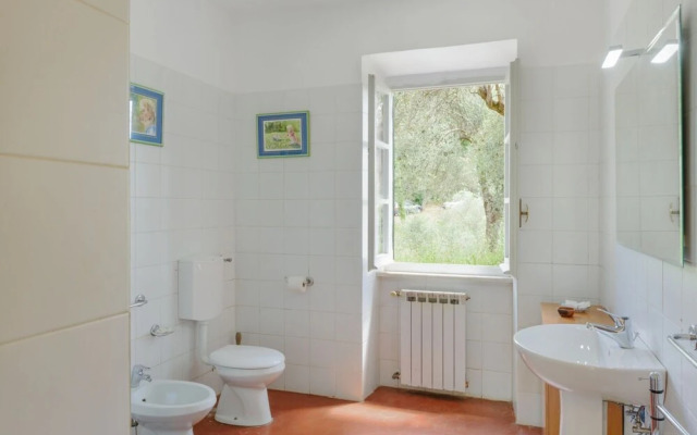 Villetta immersa nel verde con due posti auto