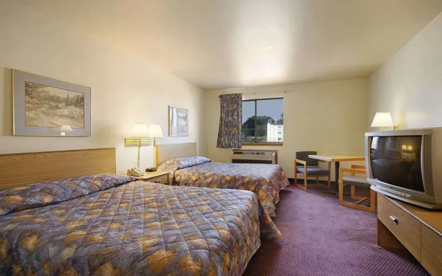 Super 8 York