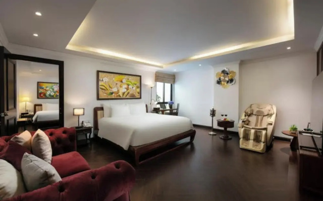 MAY DE Ville Crown Hotel 1