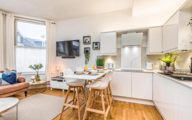 City & Beach at Your Reach - Courtyard & Parking