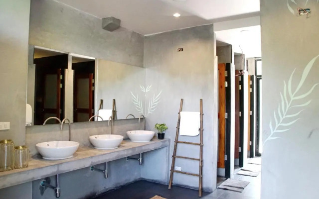 The Dearly Koh Tao Hostel