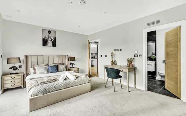 Beautiful Abode In Brentford