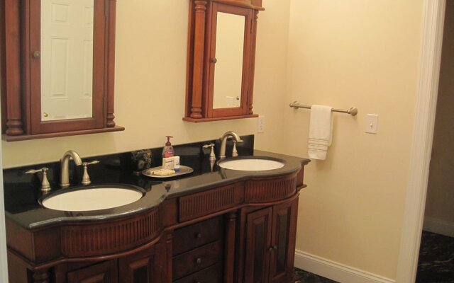 The Inn At Indian Creek & Indian Creek Bed and Stable