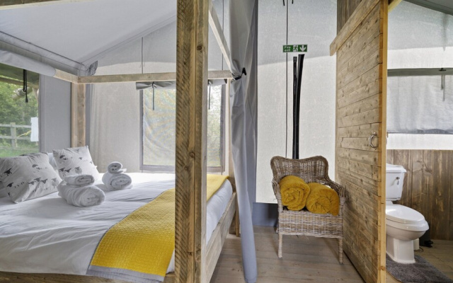 Safari Tent by Hertford Lake With Hot Tub
