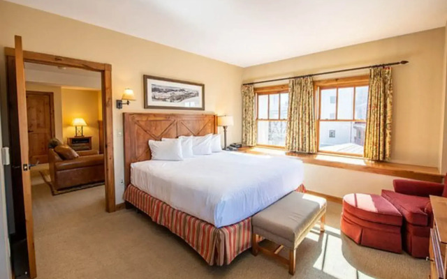 Lodge at Mountaineer Square