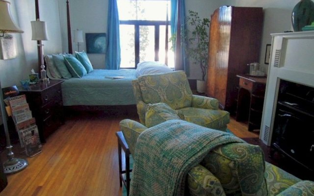 Chantry Breezes Bed & Breakfast