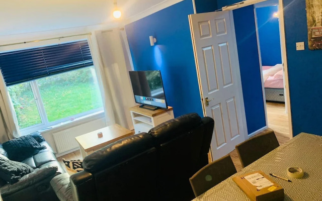 Charming 6-bed House in Reading