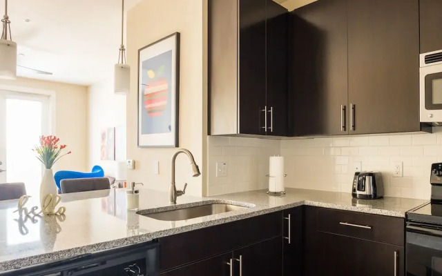 SoHo 1 BR with Balcony by Frontdesk