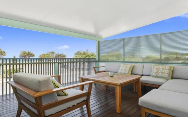 Woorim Beach House with Water Views