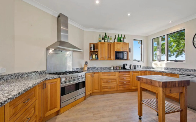 Brokenback Vineyard Luxe Homestead at Oakvale Wines