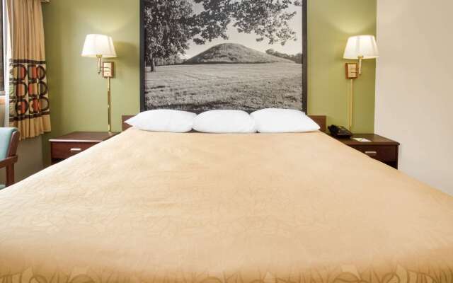 Super 8 by Wyndham Normal Bloomington