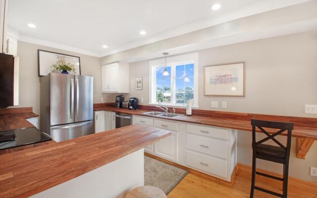 Hot Sand 4 Bedroom Home by RedAwning