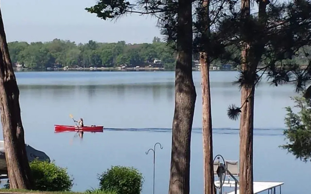 Lake Ripley Lodge w Lake Front Rooms, Grand Porch, Kayaks & Paddleboard