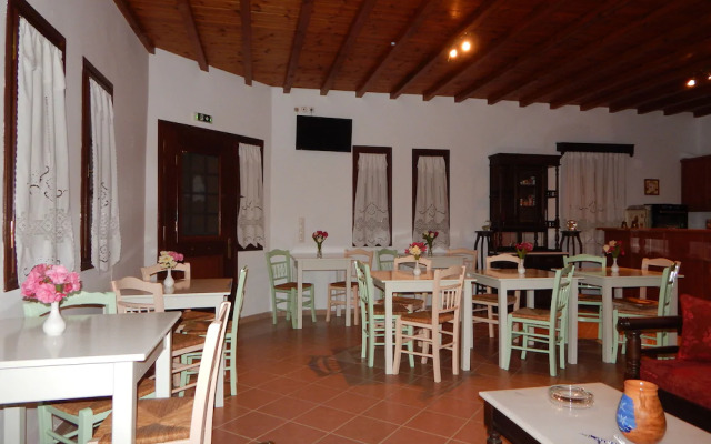 Tinos Suites & Apartments