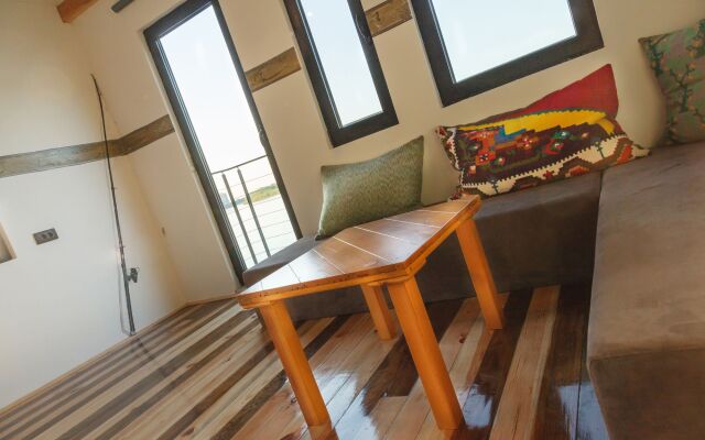 ArkaBarka Floating Hostel and Apartments