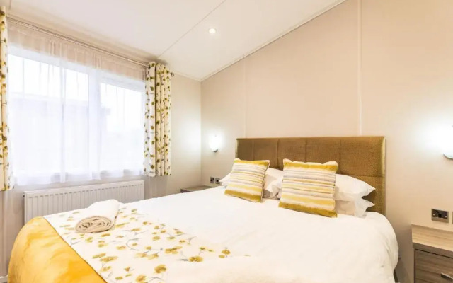 Lakeside View Lodge with Hot Tub