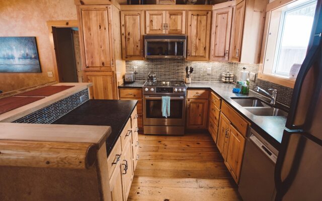 Serenity Pines Lodge in Shugart Flats