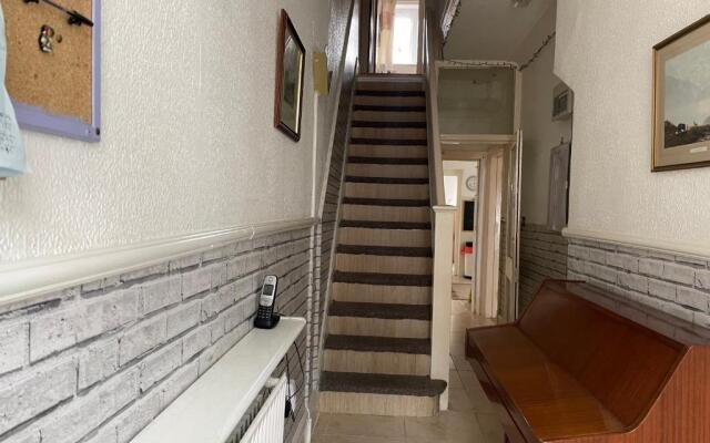 Renovated 4-bed Home - Sleeps 9 - Parking - Spa