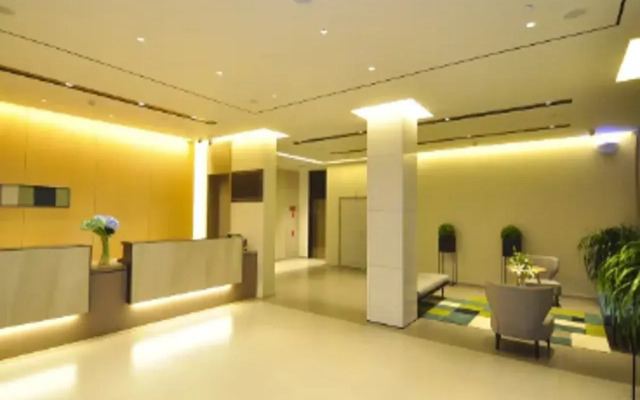 Home Inn Plus (Kunming Tongde Square Wanhong Road)