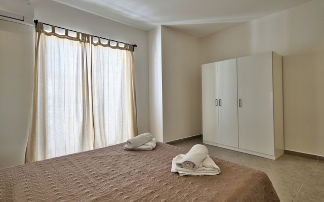 Amazing Airy Apartment Surrounded by All Amenities