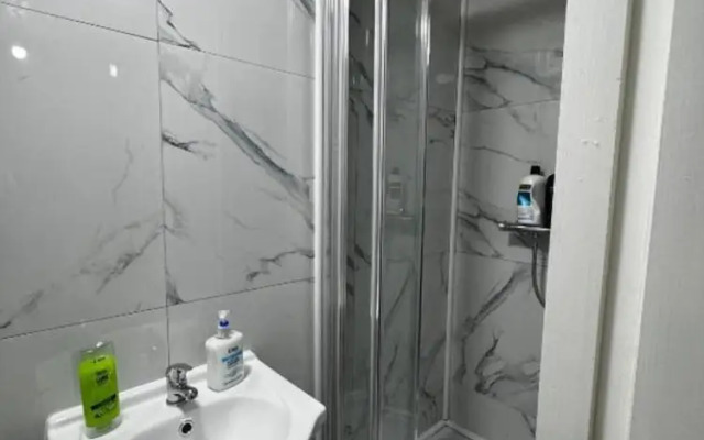 OYO Unique Guestroom - Farnworth, Easy Access to Bolton