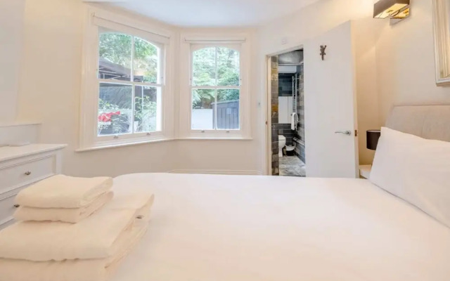 Gorgeous 2BD Flat With Patio - South Kensington!