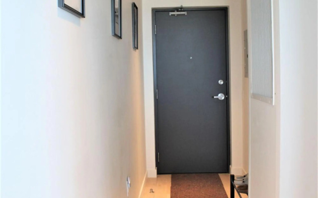 Luxury skyline condo in downtown FREE 24/7 parking