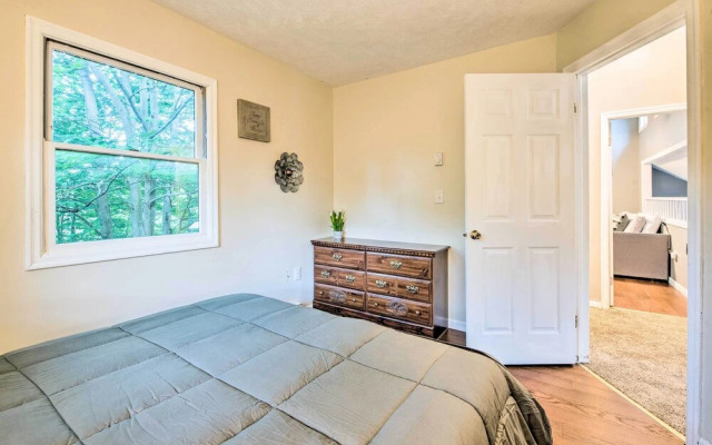 Poconos House w/ Large Deck, Gas Grill & Fire Pit!