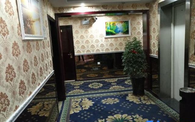 Qinhuang Business Hotel