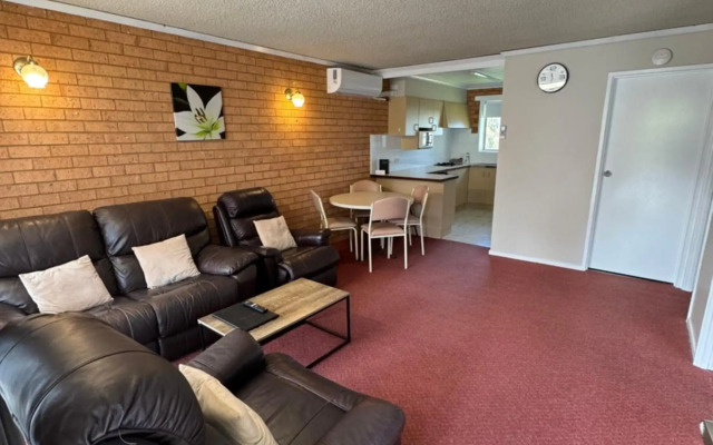 Blue Whale Motor Inn & Apartments