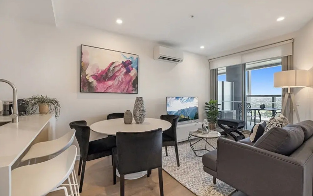 Chic 1-bed With Parking, Gym, Pool & City Views