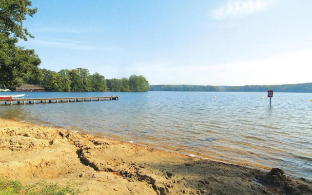 Twin Bungalow at Black Lake, Schwarz