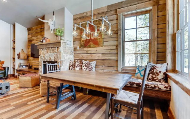 2 Blocks To Grand Lake: Updated Western Cabin! - фото 4