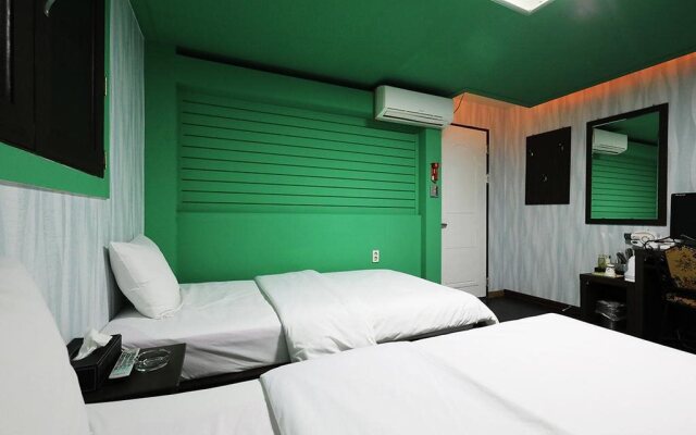 Hotel H.E