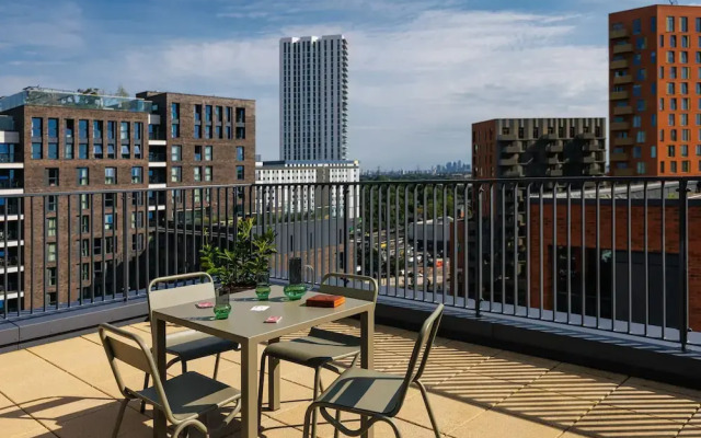 Sophisticated Studio Flat With Rooftop Access