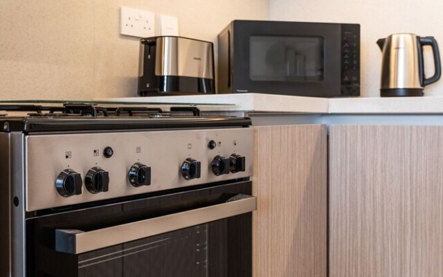 Aya - Outstanding 1BR Apartment With Amazing Creek Views