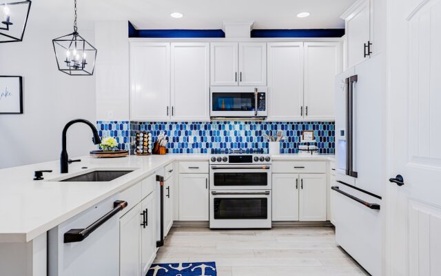 Luxury Waterfront Condo W/pool & Views!