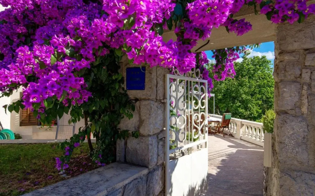 Stunning Home in Ika With 4 Bedrooms and Wifi