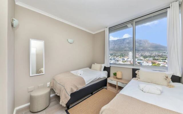 Picturesque 2BD Apartment With Table Mountain View